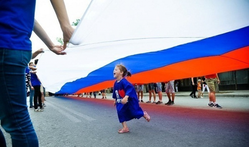 Волгоград встречает День России гимном и улыбками!