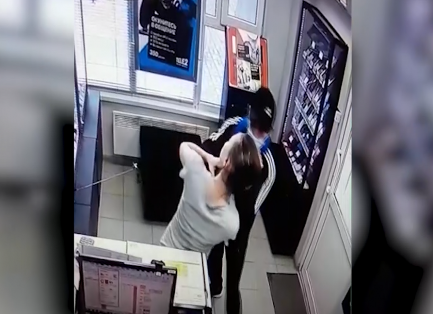 Избиение сотрудницы салона сотовой связи попало на видео в Волгограде 