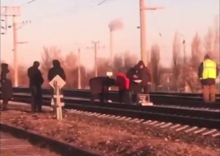 Поезд сбил насмерть 40-летнего волгоградца: видео с места происшествия