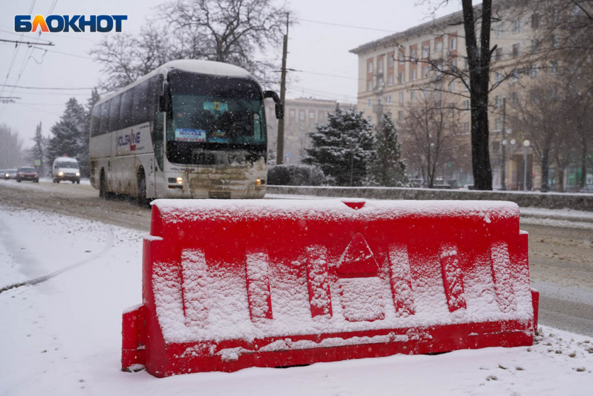 Дороги Волгограда засыпало снегом 