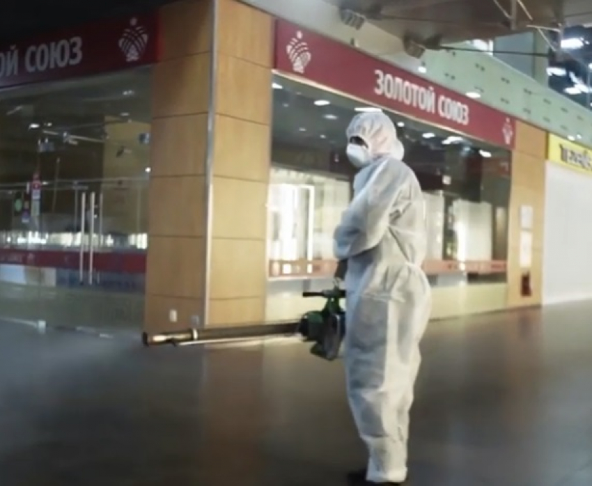 Тотальную битву с вирусом устроили на видео в торговом центре Волгограда