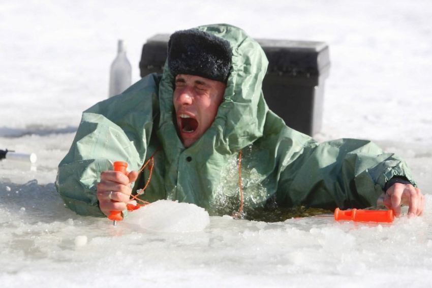 Под Волгоградом 23-летний мужчина свалился под лед, выбрался и продолжил рыбачить