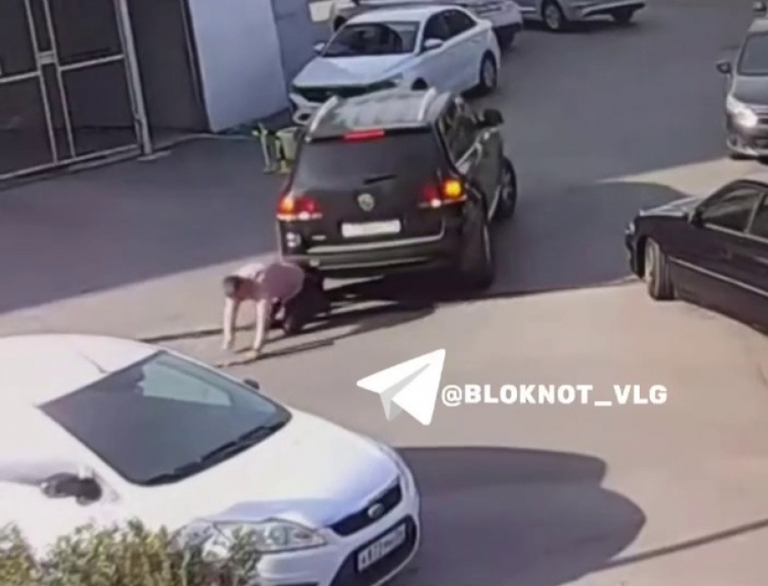 Внедорожник сбил мужчину во дворе ЖК Grand Avenue: видео