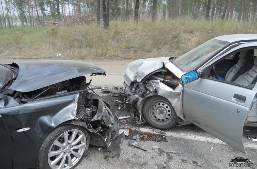 Под Волгоградом в ДТП ВАЗ-2110 и Ford пострадали трое, в том числе школьница