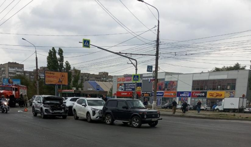 Поезд из битых авто собрался на севере Волгограда