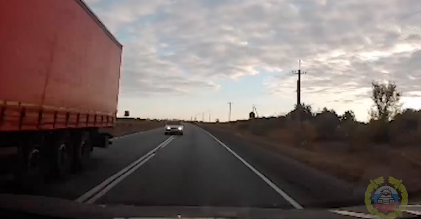 Выезд на встречку закончился смертельным ДТП под Волгоградом: шок-видео 