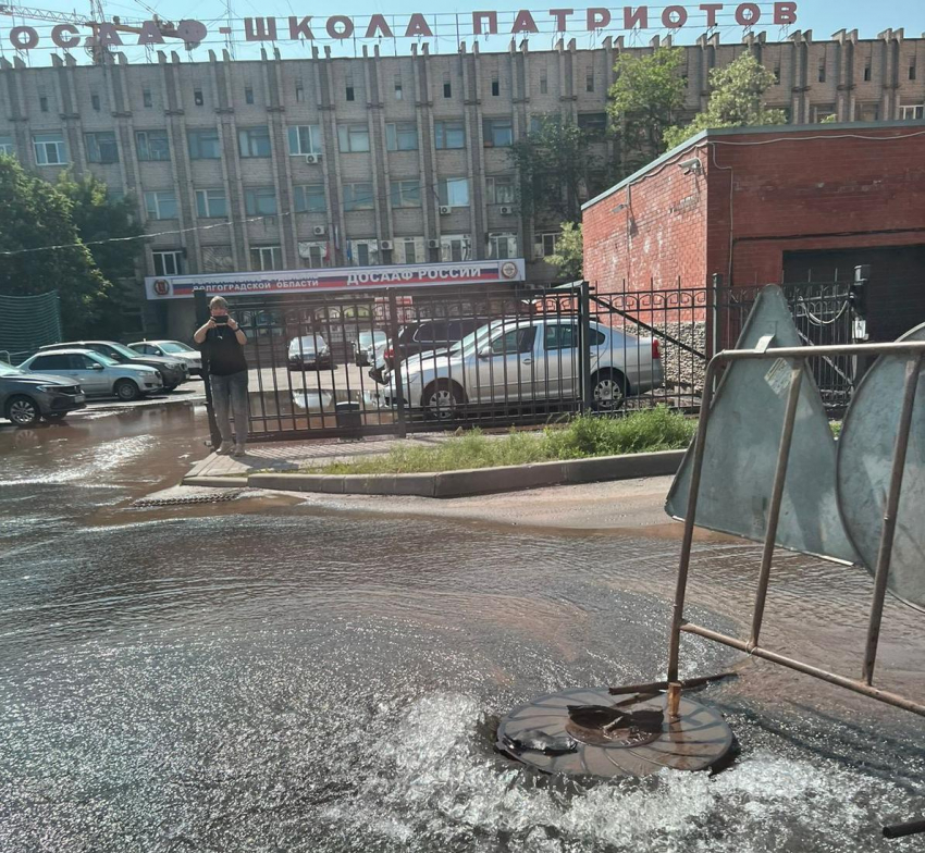 Коммунальный фонтан топит улицы Волгограда: видео