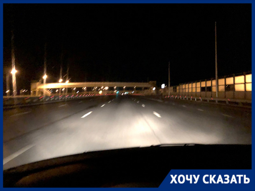Волжанка жалуется на измененную схему движения без освещения и с плохой навигацией под строящимся мостом