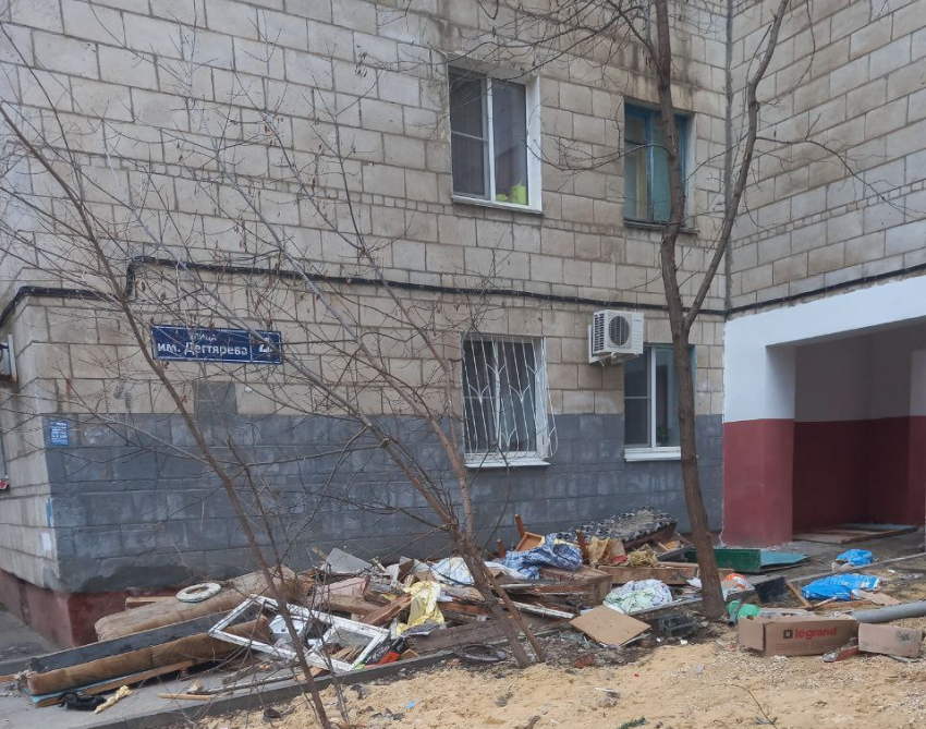 Выброшенный из окон мусор заполняет двор в Волгограде 