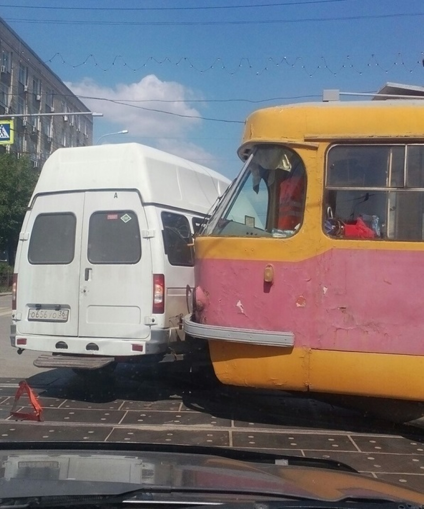  Трамвай врезался в маршрутку с пассажирами на Рабоче-Крестьянской в Волгограде
