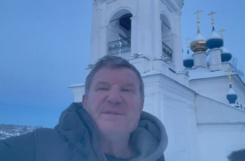 Досрочно сдавший мандат Госдумы бизнесмен Савченко удивил откровенными признаниями на фоне храма