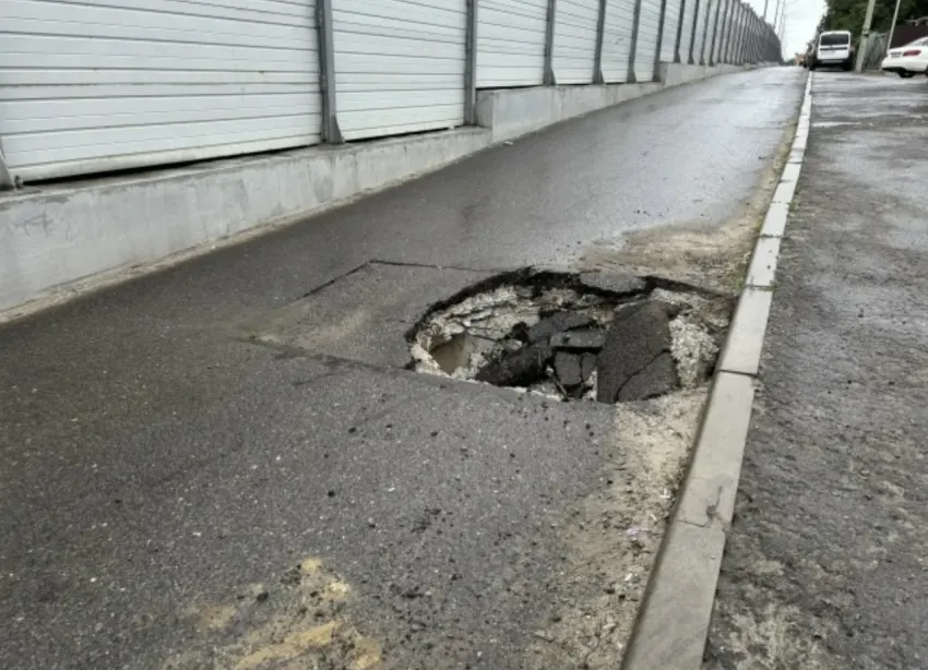 Провалившийся колодец заблокировал дорогу в Волгограде