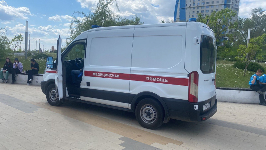 Двое подростков-туристов разбились на электросамокате в центре Волгограда  