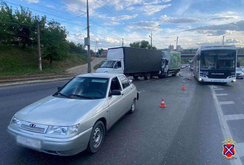 Волгоградец жёстко врезался в микроавтобус: четверо пострадали