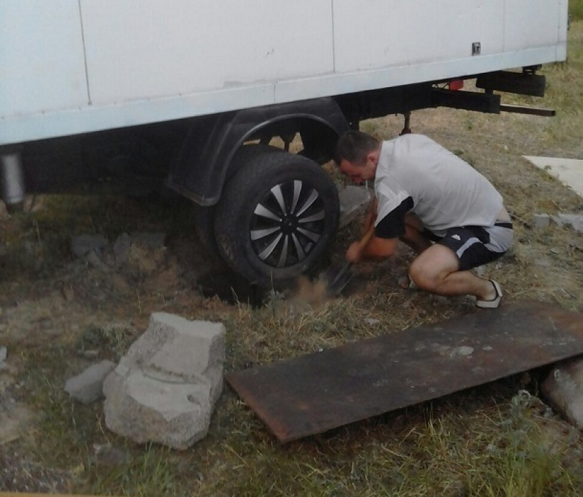 Волгоградцы опубликовали фотографии по извлечению «Газели» из люка в Городище 