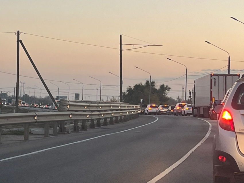 Многокилометровый затор растянулся на въезде в Волгоград