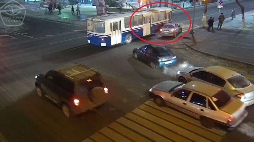 Неудачная попытка протиснуться между троллейбусом и бордюром водителя Daewoo попала на видео в Волгограде