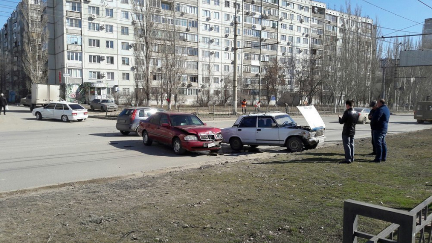 На западе Волгограда столкнулись «семерка» и Mercedes