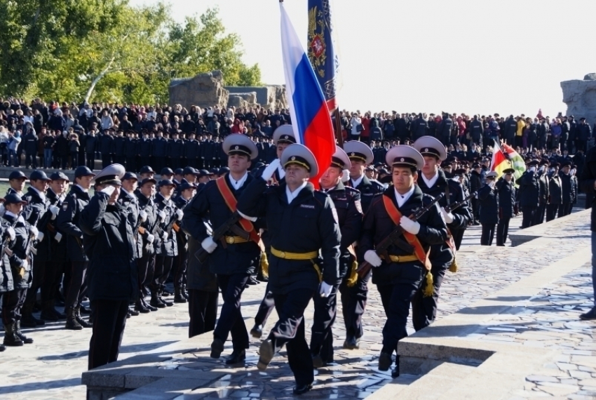 В Волгограде на Мамаевом кургане более 300 курсантов приняли присягу