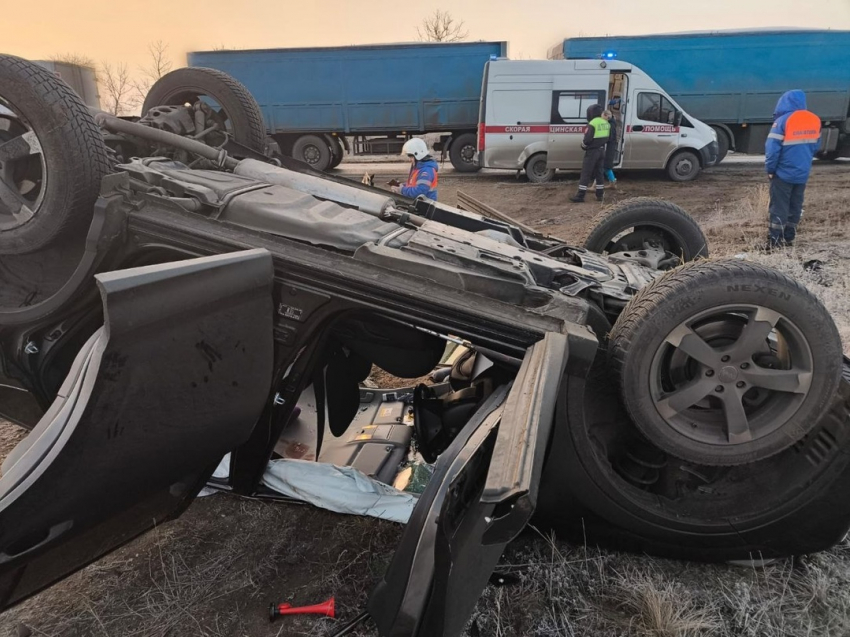 Немцев зажало в перевернутом автомобиле в ДТП под Волгоградом