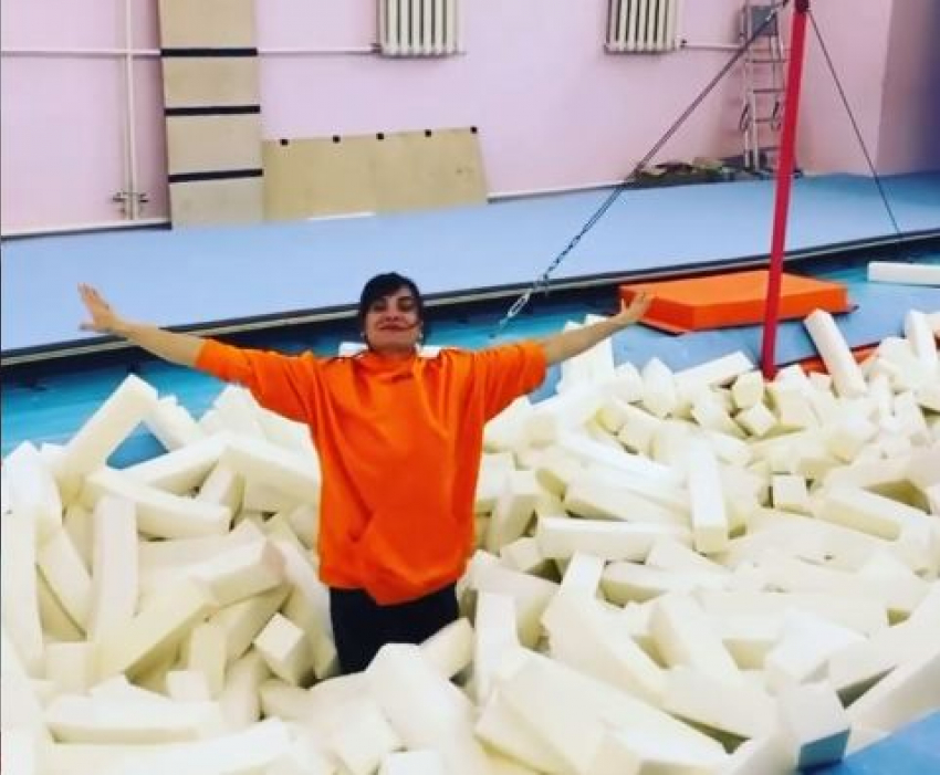 Елена Исинбаева продемонстрировала спортивную форму на площадке первой спортшколы в Волгограде
