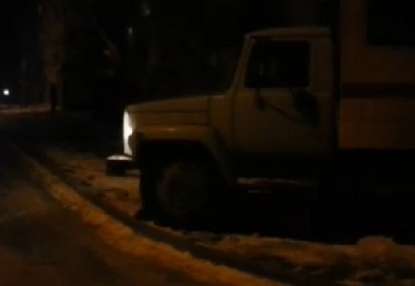 Жители поселка Аэропорт по видео ищут водителя аварийки, протаранившего трубу отопления 