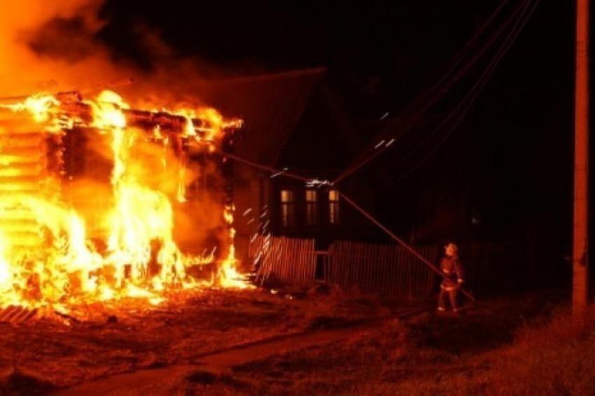 В Волгоградской области при пожаре в частном доме погиб 58-летний мужчина