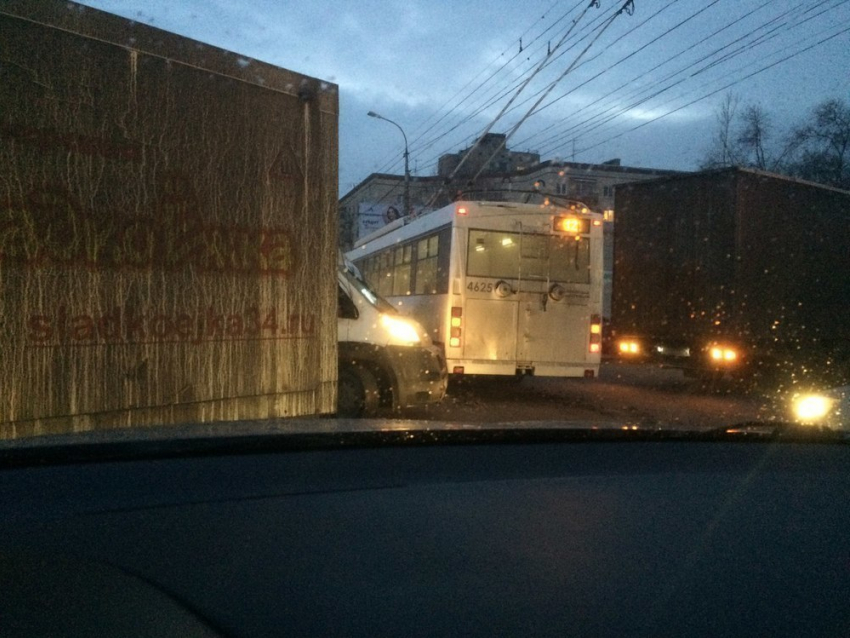 Центр Волгограда замер в 8-балльной пробке из-за ДТП фуры и троллейбуса