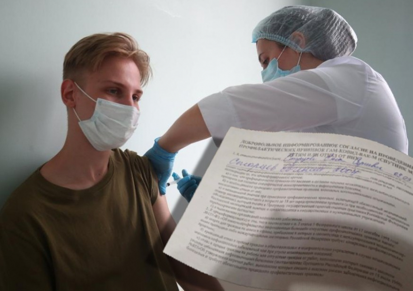 В школах Волгограда раздают бланки на вакцинацию от COVID-19