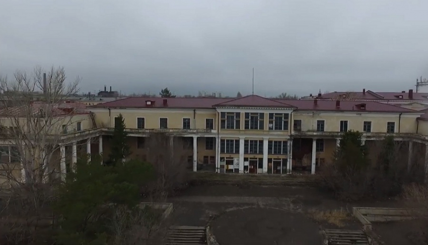 Разрушенный памятник архитектуры Дом культуры ВГТЗ попал в камеру квадрокоптера 