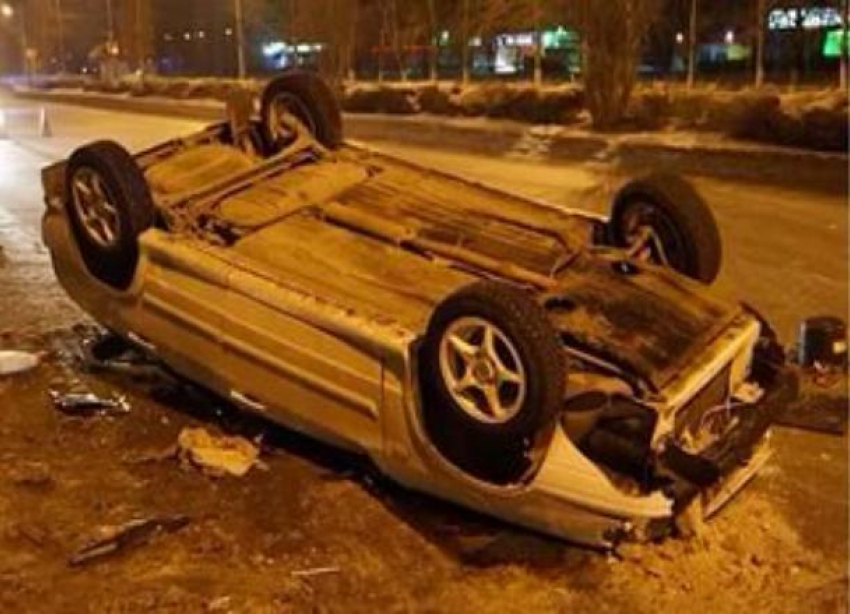Водитель SsangYong погиб и покалечил пассажира, перевернувшись в Волгограде