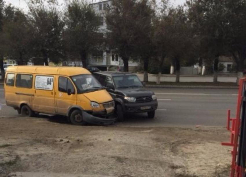 На западе Волгограда УАЗ-Патриот протаранил маршрутку № 64а  с пассажирами 