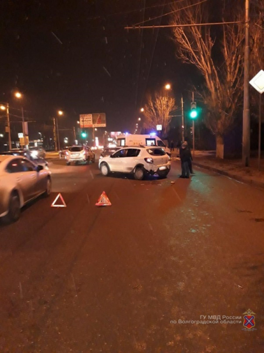 На юге Волгограда в тройном ДТП пострадала женщина-водитель, а виновник скрылся