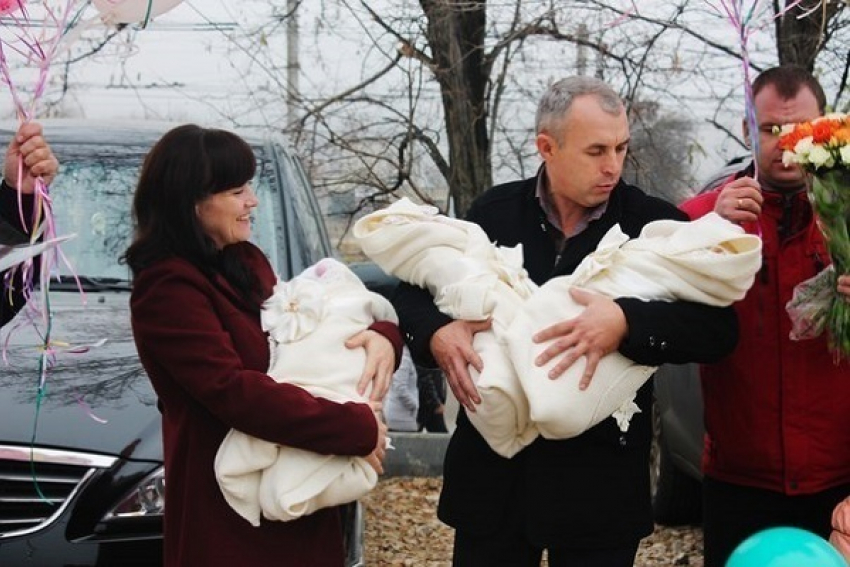 Волгоградские врачи спасли новорожденных тройняшек
