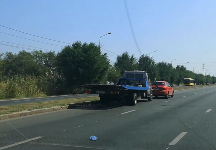 Автомобильные разборки попали на видео: водитель легковушки решил поиздеваться над водителем грузовика в Волгограде