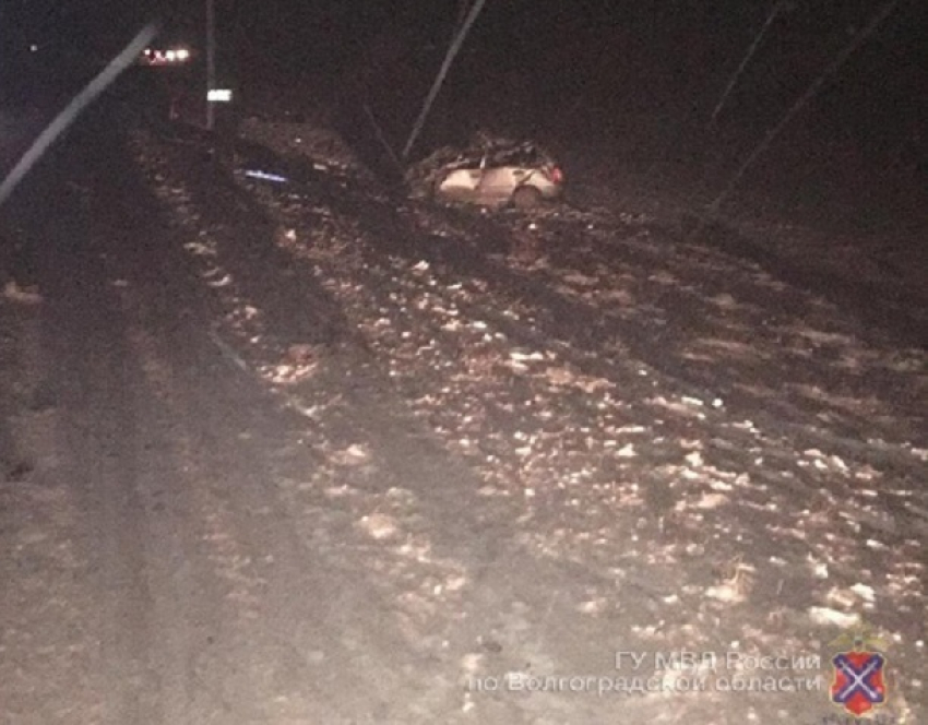 Водитель и пассажир «Лады Калины» погибли под колесами фуры в Волгоградской области 