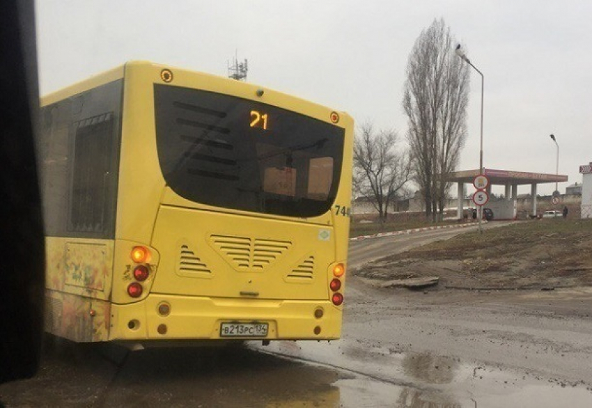 Сломавшийся автобус парализовал движение на Второй Продольной Волгограда