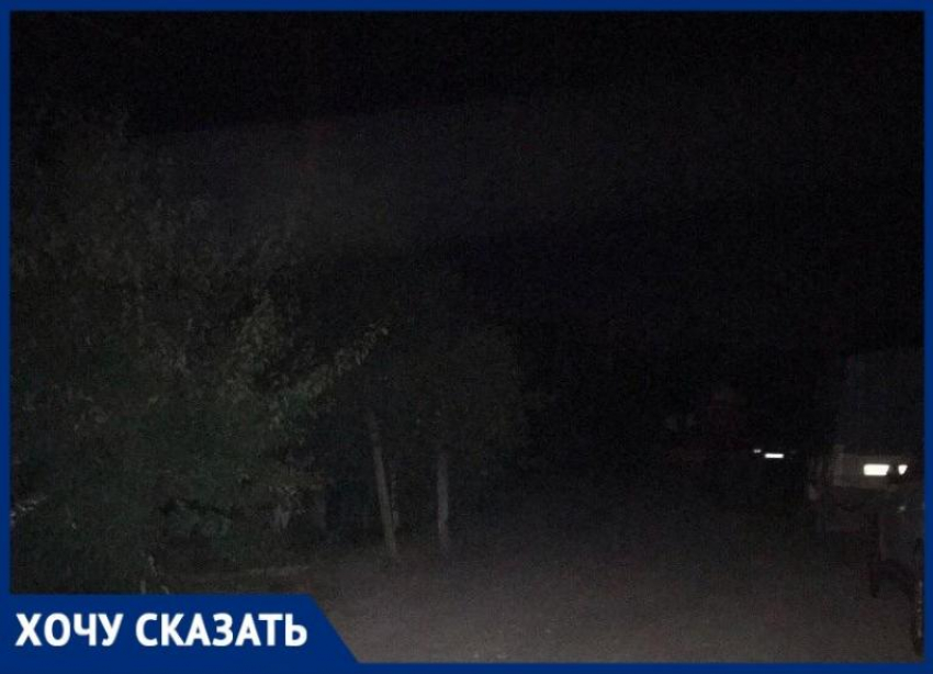 На улице в Волгограде власти более 20 лет не могут установить освещение