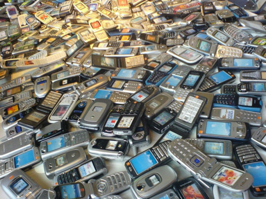 Под Волгоградом мужчина украл 15 сотовых телефонов и уничтожил их