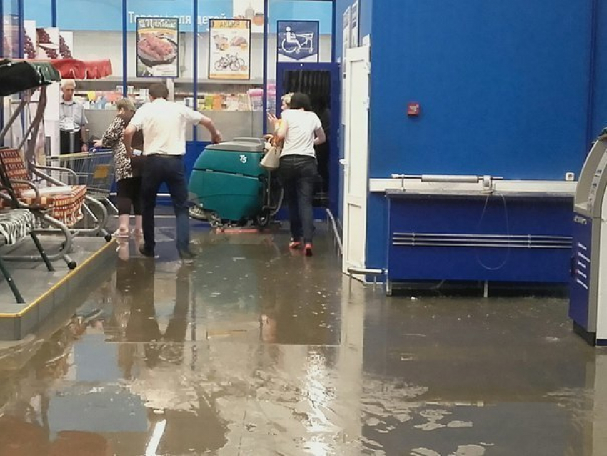 В Волгограде вслед за «торгушкой» под воду ушла «Лента» в Советском районе