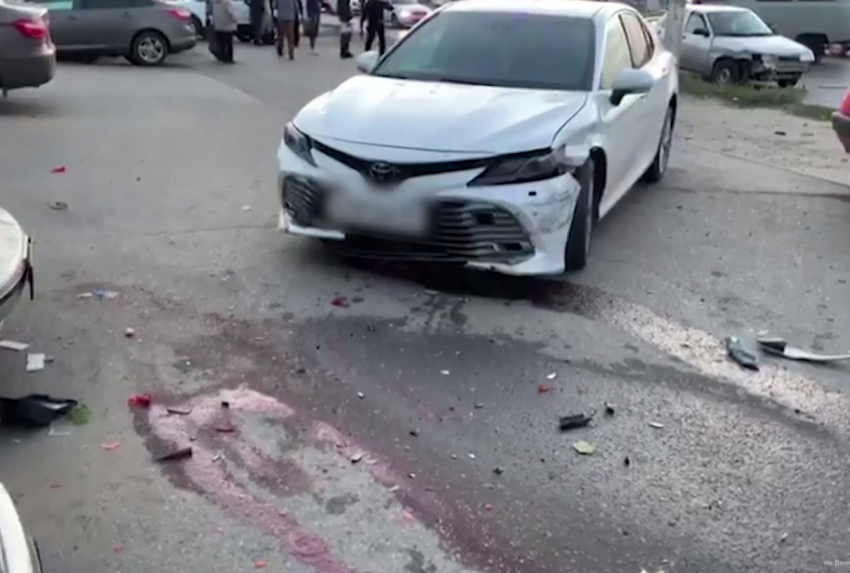 На видео попали последствия тройного ДТП в Волгограде, в котором погиб случайный пешеход