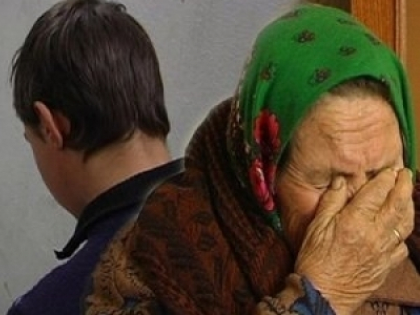 Житель Волжского избил мать до состояния комы