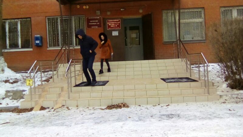 Посетители Кировского суда в Волгограде «летают» на скользких ступеньках