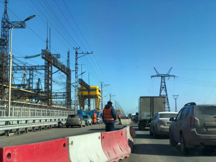 Из-за транспортного коллапса на мосту Волжской ГЭС запустили «горячую линию»
