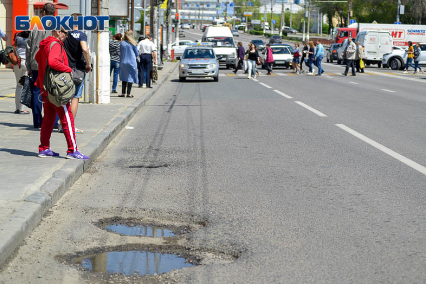Мелочевкой со штрафов фурам хотят заделать дыры в дорогах Волгограда