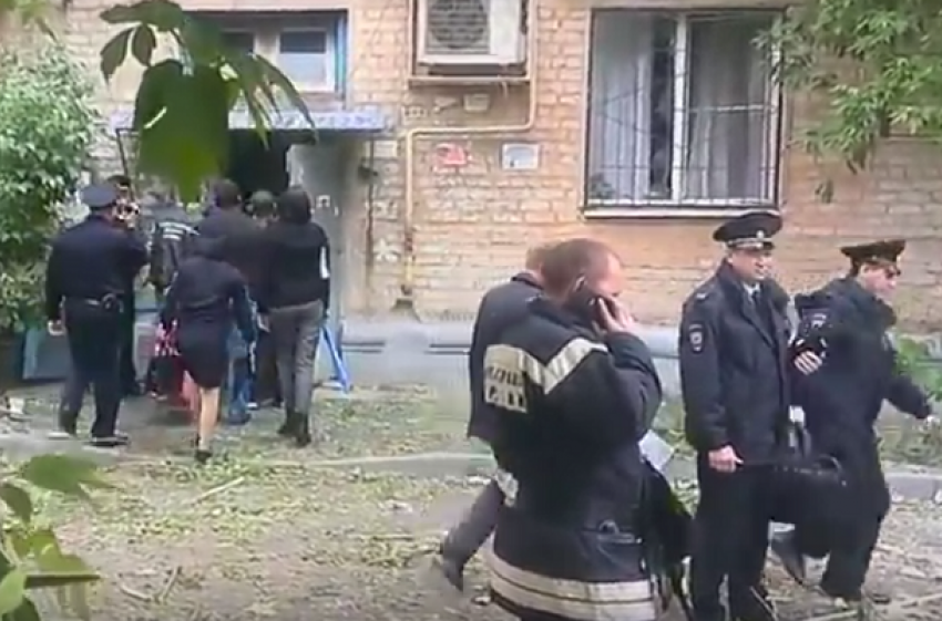 Жители взорвавшегося в Волгограде дома забирают из полуразрушенных квартир свои вещи