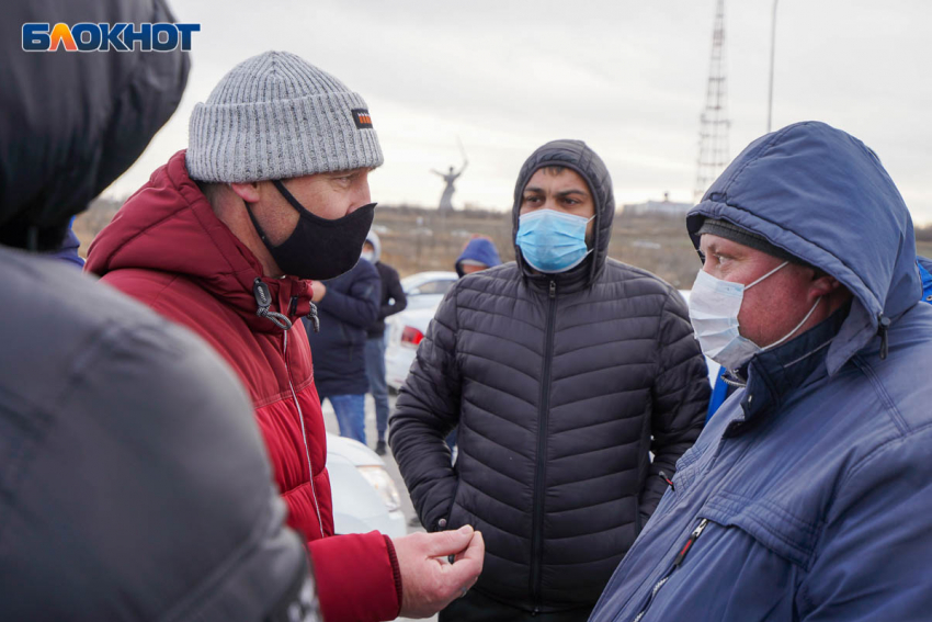 В Волгограде полиция задержала бастующих таксистов