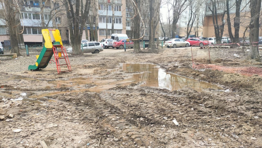 «Детская площадка утонет?»: болотный двор образовался в Волгограде