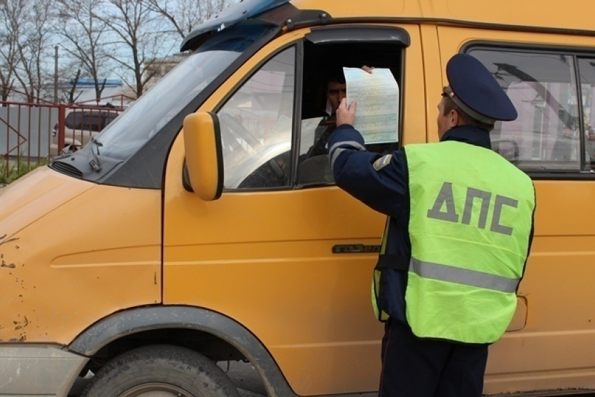 В Волгограде сотрудники ГИБДД за пару часов поймали 15 неисправных автобусов