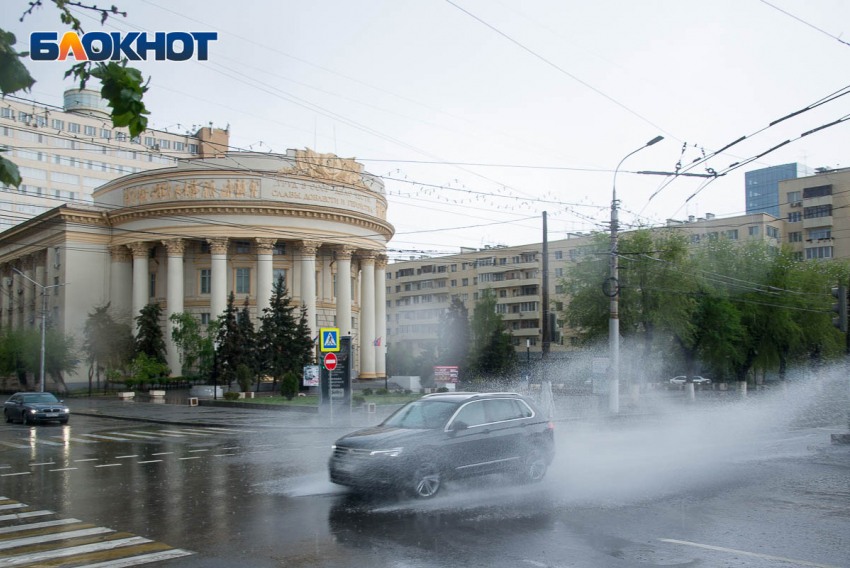 На Волгоград надвигается стена дождя